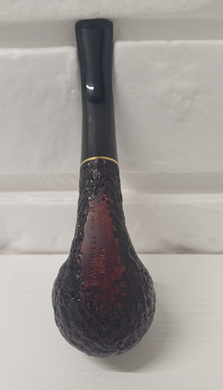 Pipa SAVINELLI Desigual Rusticata 628 | Regolare | Brandy | Curva | con Vera in alluminio e anelli in gomma colorati